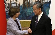 Catherine Colonna francia külügyminiszter (balra) és Vang Ji kínai államtanácsos Pekingben 2023.11.24-én. 