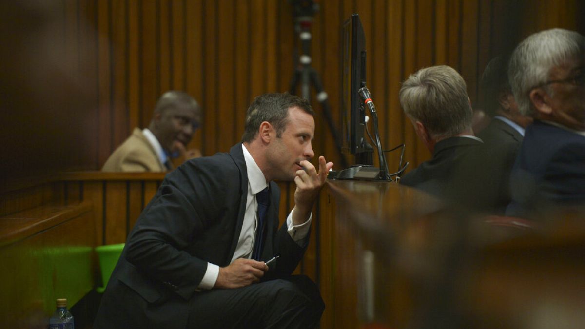 Archives du procès de 2014, Oscar Pistorius parlant avec ses avocats., Pretoria, Afrique du Sud