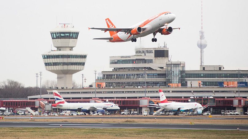 Самолёт авиакомпании easyJet взлетает в аэропорту Тегель в Берлине, январь 2018 года.