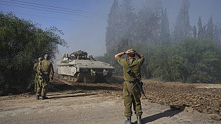 Un convoy de vehículos del ejército israelí maniobra cerca de la frontera de Israel después de salir de Gaza, el viernes 24 de noviembre de 2023.