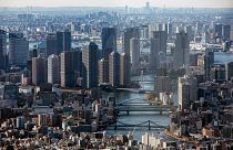 منظر جوي لناطحات السحاب والمباني المكتظة بالسكان في اليابان
