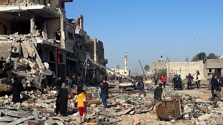 Residentes da Gaza observam a destruição no primeiro dia da trégua na guerra entre Israel e o Hamas
