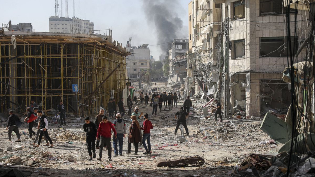 Zivilisten begutachten Schäden in Gaza-Stadt am 24.11.2023