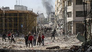 Zivilisten begutachten Schäden in Gaza-Stadt am 24.11.2023
