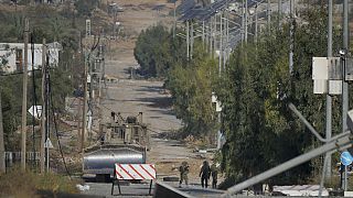 Gazze'deki Selahaddin Caddesi'nde duran İsrail askerleri 