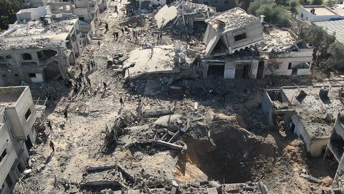 لقطات جوية تظهر حجم الدمار الناجم عن القصف الإسرائيلي شرق مدينة خان يونس جنوب قطاع غزة،