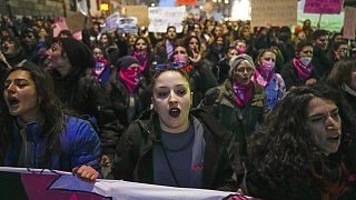 Manifestantes marcham para celebrar o Dia Internacional da Mulher, em Roma, Itália, a 8 de março de 2022.