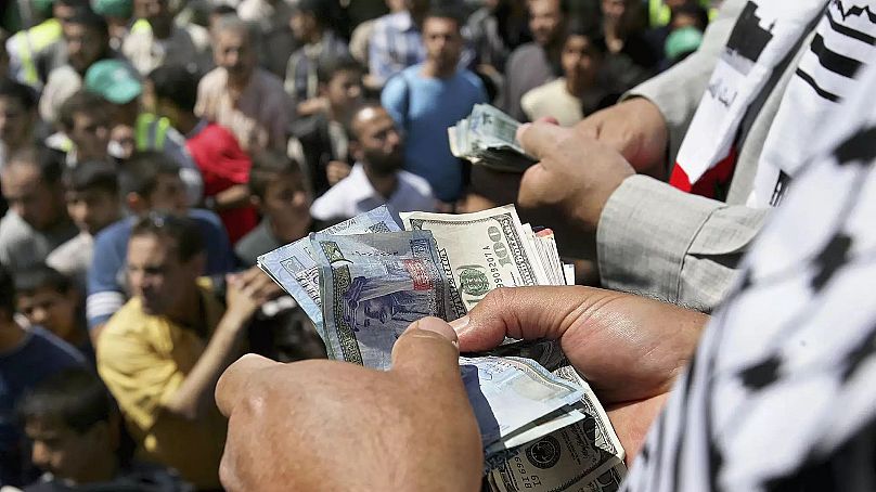 Ismeretlen eredetű készpénz osztása a gázai lakosságnak