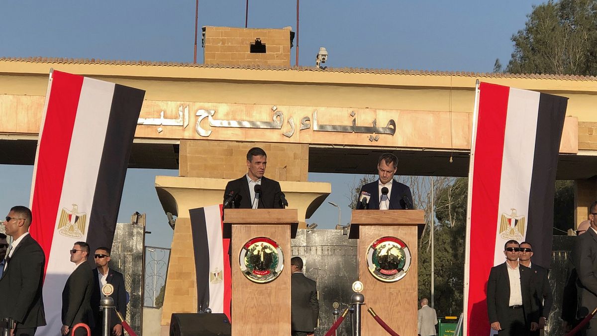 İspanya Başbakanı Pedro Sanchez (sol) ve Belçika Başbakanı Alexander de Croo, Mısır - Gazze sınırında açıklamalarda bulundu