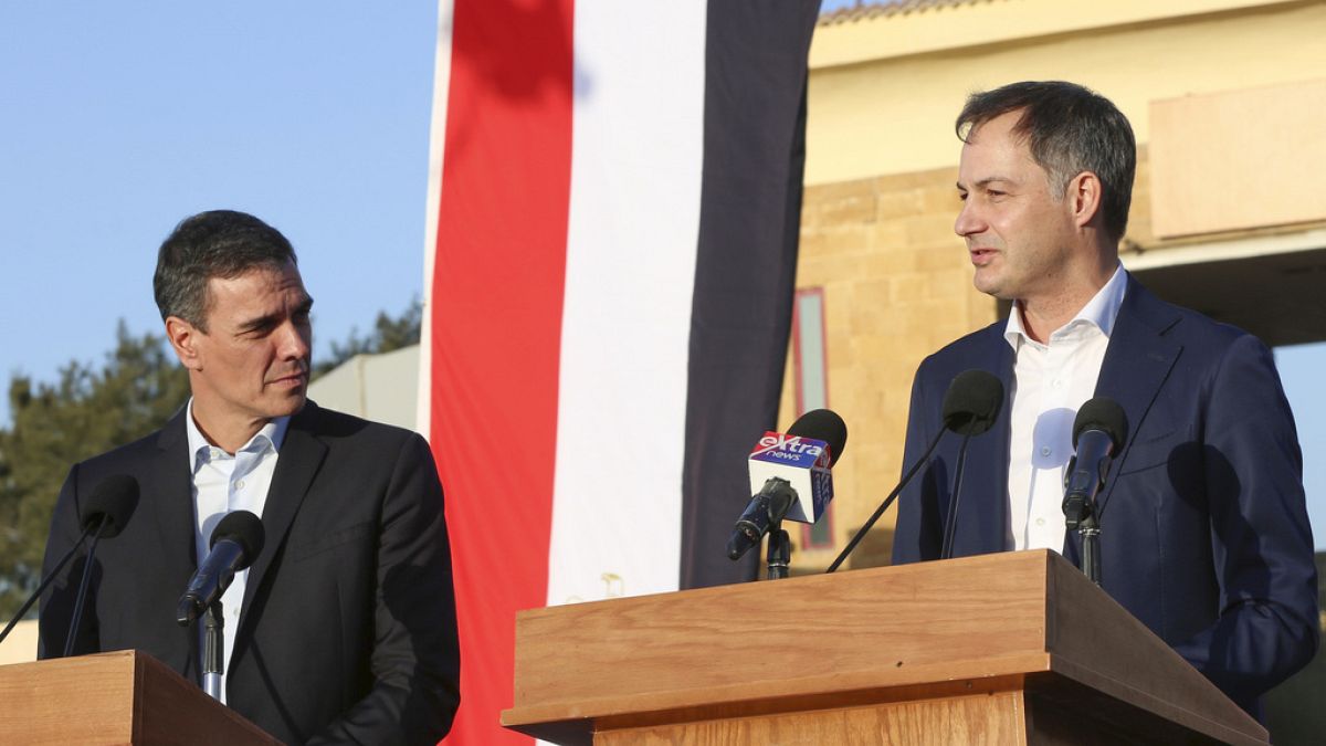 Pedro Sánchez (l.) und Alexander De Croo bei einer Pressekonferenz am Grenzübergang Rafah
