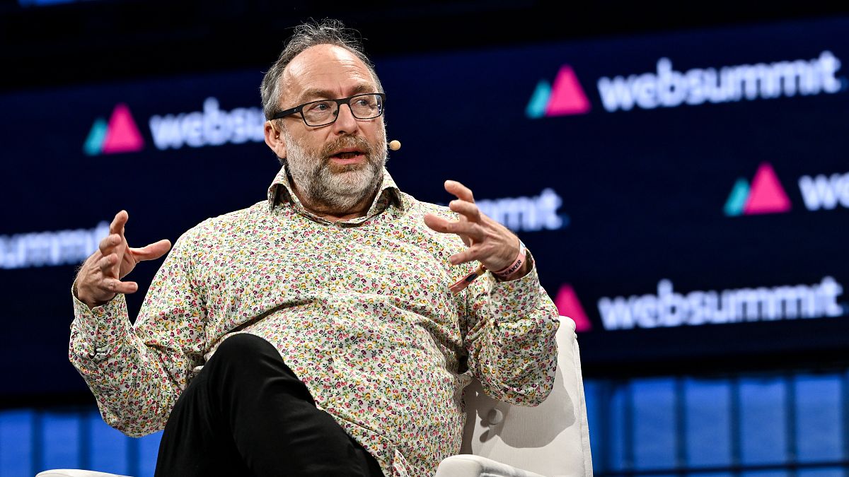 13 Kasım 2023; Jimmy Wales, Wikipedia Kurucusu, Portekiz'in Lizbon kentindeki Altice Arena'da düzenlenen Web Summit 2023'ün açılış gecesinde.