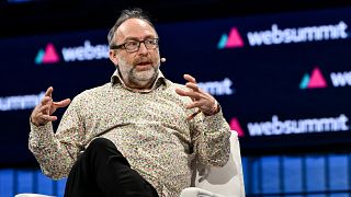2023\. november 13.; Jimmy Wales, a Wikipedia alapítója a Web Summit 2023 nyitóestjén a lisszaboni Altice Arénában (Portugália).
