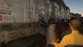 دخول شاحنات المساعدات إلى غزة