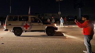 مركبات الصليب الأحمر تخرج الأسرى من قطاع غزة