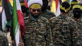  عضو في قوة الباسيج شبه العسكرية الإيرانية أثناء مسيرة لدعم الفلسطينيين في طهران