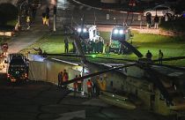A pénteken kiszabadult túszokat szállító helikopter egy Petah Tikva-i kórházban