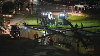 A pénteken kiszabadult túszokat szállító helikopter egy Petah Tikva-i kórházban