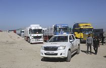 Des camions chargés d'aide humanitaire à l'entrée de la bande de Gaza, à Rafah, 24 novembre 2023