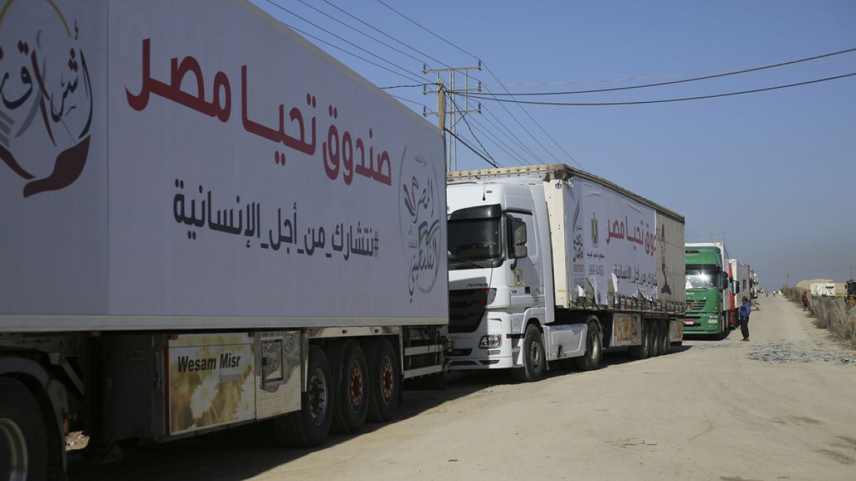Camiões com ajuda humanitária entram na Faixa de Gaza, através do Egito, durante cessar-fogo