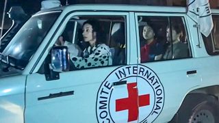 Ein Auto des roten Kreuzes, mit dem offenbar Ex-Geiseln nach Israel gebracht werden.