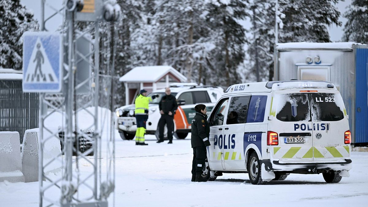 Des gardes-frontières et des policiers finlandais au poste-frontière de Raja-Jooseppi, dans le nord de la Finlande, le vendredi 24 novembre 2023.