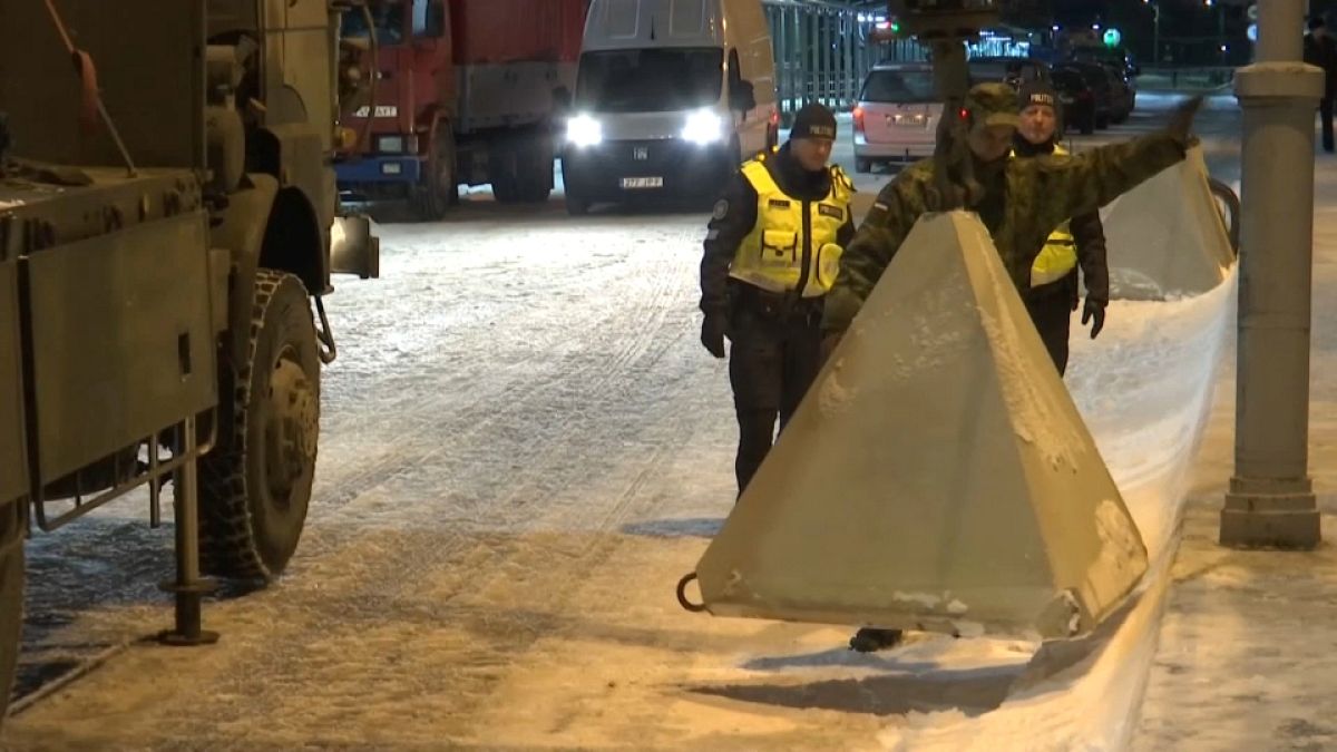 Пограничники устанавливают "зубы дракона" на КПП в Нарве