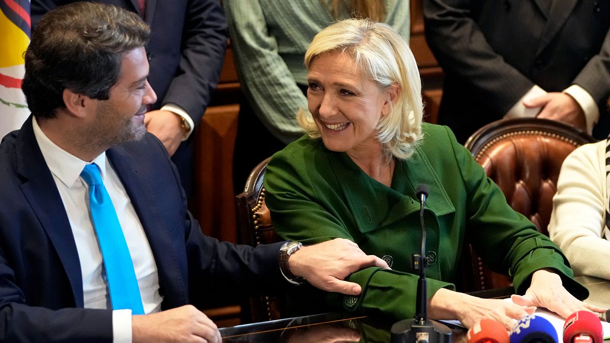 Andre Ventura et Marine Le Pen lors d'une conférence de presse au parlement portugais à Lisbonne, vendredi 24 novembre 2023.