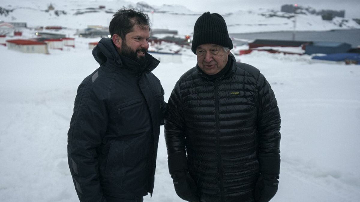 A droite, le secrétaire général de Lonu, Antono Guterres, sur la banquise en Antarctique, 24 novembre 2023