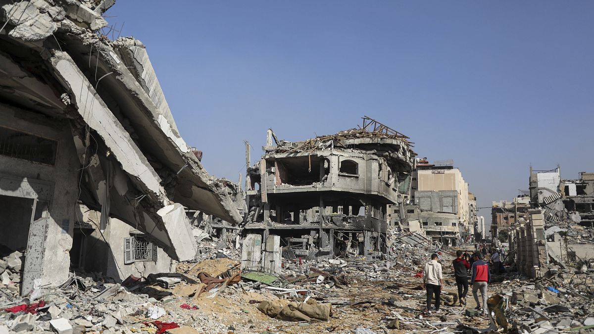 سكان غزة يتفقدون الدمار شمال القطاع 