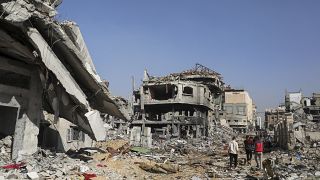 سكان غزة يتفقدون الدمار شمال القطاع 
