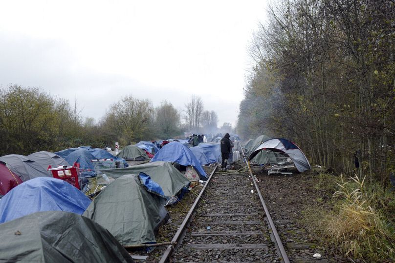 Fransa'nın kuzeyindeki Calais'de göçmenlerin bulunduğu derme çatma kamp