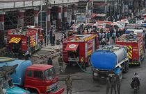 سيارات إطفاء أمام المركز التجاري الذي شب فيه حريق أدى لمقتل وإصابة العشرات في كراتشي بباكستان