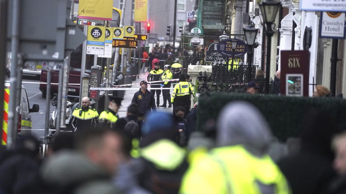 Αστυνομικοί αποκλείουν το σημείο όπου έγινε η επίθεση με μαχαίρι στο Δουβλίνο