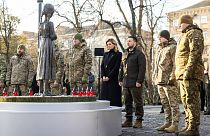 Зеленский и первая леди установили лампадки к монументу Горькая память детства