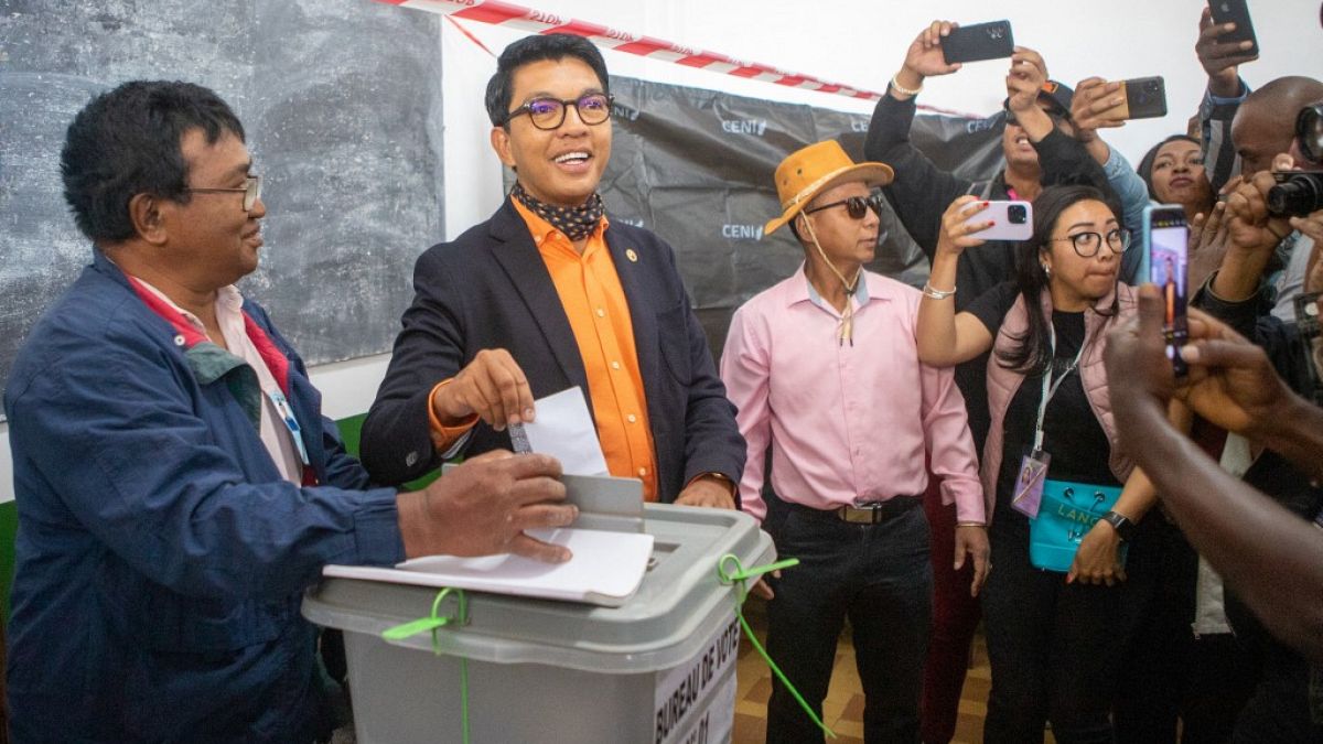 Le président malgache Andry Rajoelina dans un bureau de vote à Ambatobe, lors du premier tour de la présidentielle, Antananarivo, 16 novembre 2023