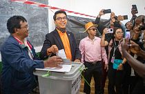 Le président malgache Andry Rajoelina dans un bureau de vote à Ambatobe, lors du premier tour de la présidentielle, Antananarivo, 16 novembre 2023