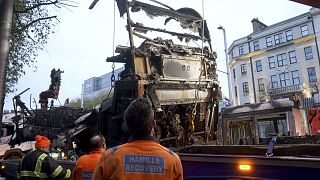 Elszállítanak egy kiégett buszt a dublini városközpontból
