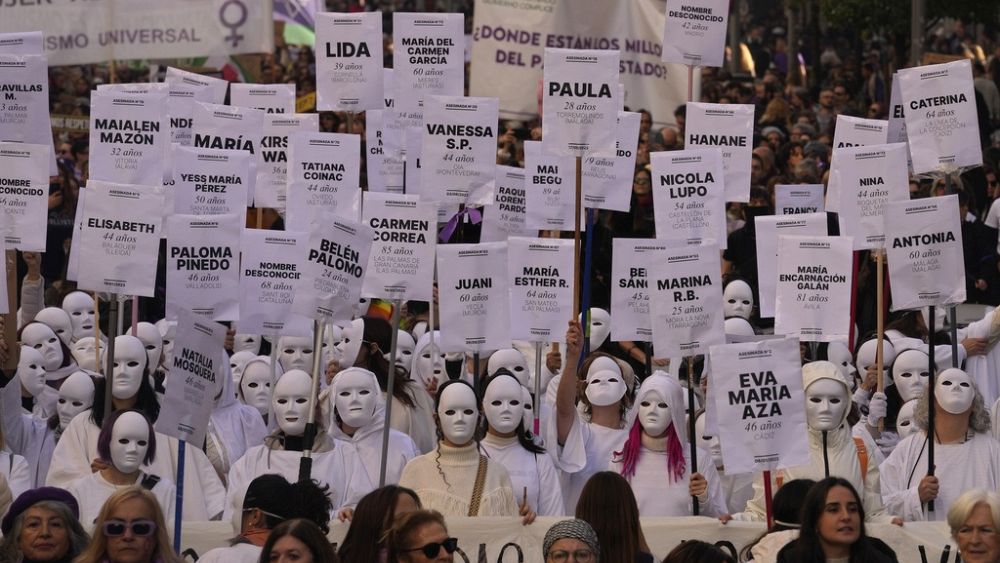Шествия по целия свят отбелязват деня за премахване на насилието срещу жените