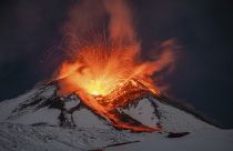 Lava bricht am frühen Samstag, dem 25. November 2023, aus dem Vulkan Ätna in Sizilien, Italien, aus.