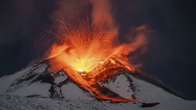 Lava bricht am frühen Samstag, dem 25. November 2023, aus dem Vulkan Ätna in Sizilien, Italien, aus.