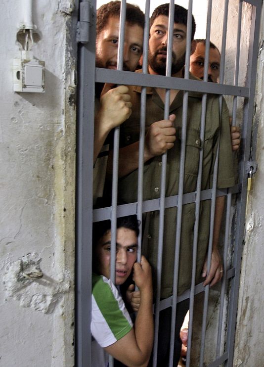 Palesztin elítéltek egy dzsenini börtönben, 2007-ben