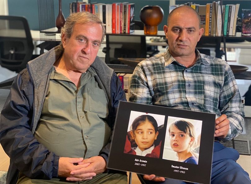 Rámi Elhánán és Basszám Aramin elvesztett lányaik, Ábír Aramin és Szmadar Elhánán fotójával