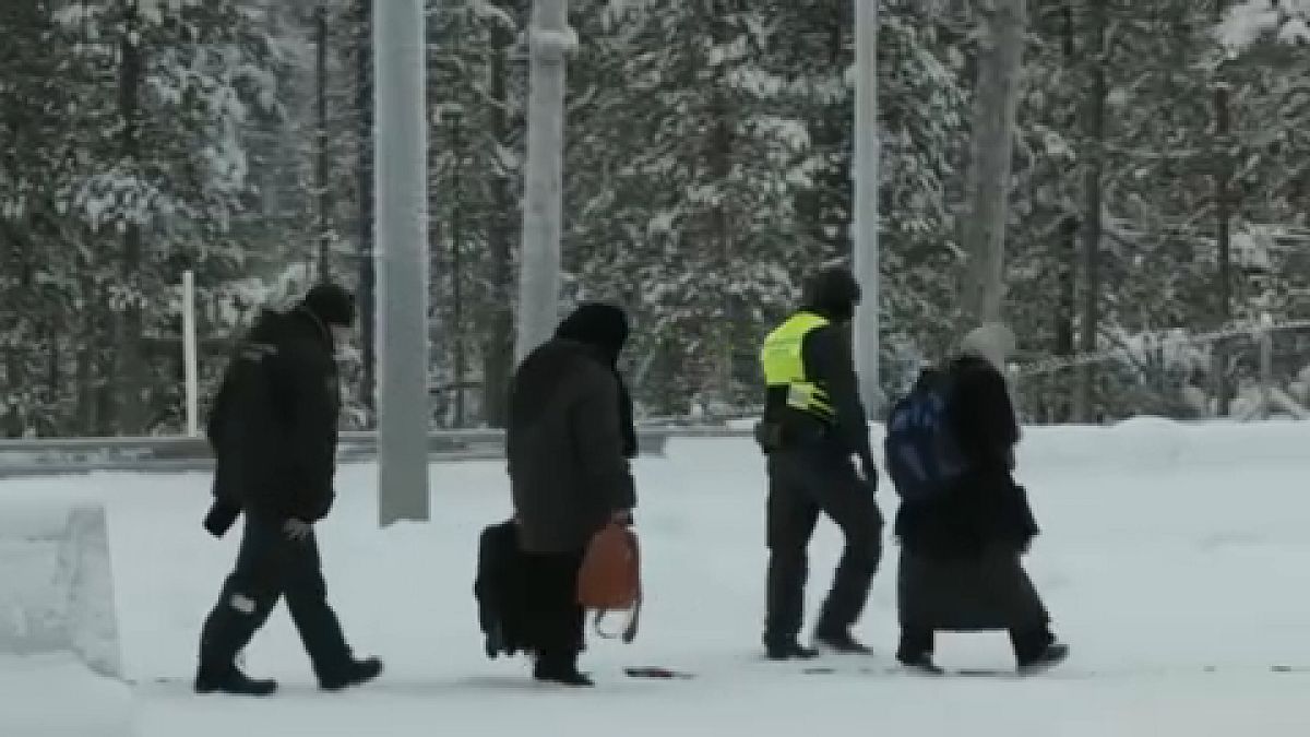 Ein Teil der Gruppe von Asylbewerbern, die am Samstag am Grenzübergang nach Finnland ankamen.