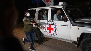 Un véhicule de la Croix-Rouge transportant des otages israéliens passe au point de passage de la bande de Gaza vers l'Égypte à Rafah, le samedi 25 novembre 2023.