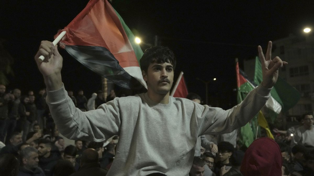 Palestinianos na Cisjordânia celebram a libertação de prisioneiros detidos por Israel