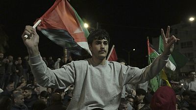 Palestinianos na Cisjordânia celebram a libertação de prisioneiros detidos por Israel