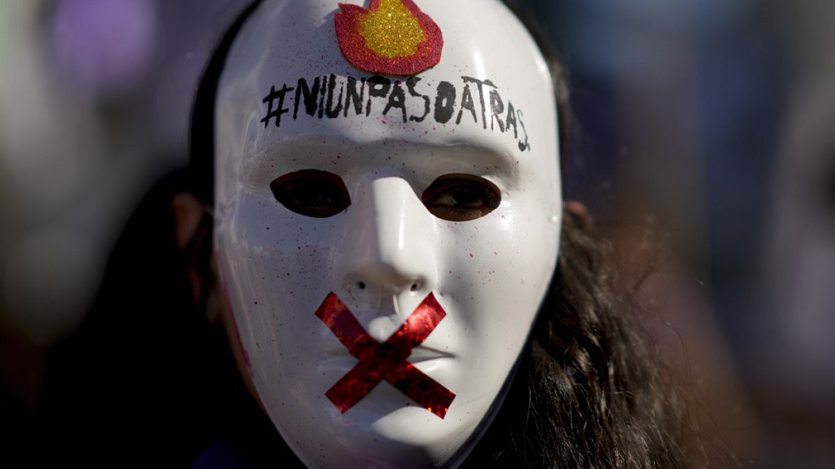 Una manifestante lleva una máscara con un lema en Buenos Aires, en una manifestación para conmemorar el Día Internacional de la Eliminación de la Violencia contra la Mujer.