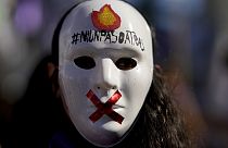 Un manifestant portant un masque avec un hashtag en espagnol : "Pas un pas en arrière", Buenos Aires, Argentine. 25/11/2023