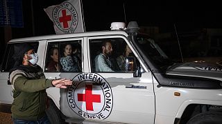 سيارة تابعة لمنظمة الصليب الأحمر تحمل الرهائن 