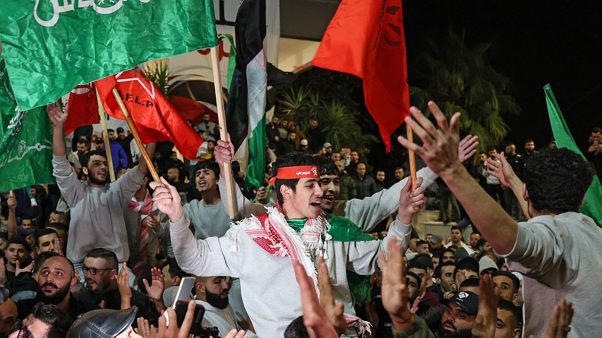 فلسطينيون يحتفلون بالأسرى الأشبال المفرج عنهم بمدينة رام الله ضمن صفقة التبادل بين حماس وإسرائيل